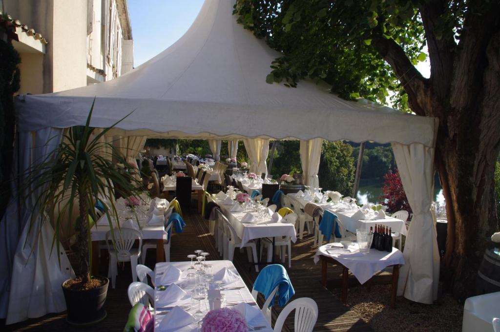 Logis Hotels Domaine Du Chatelard Dirac Екстер'єр фото
